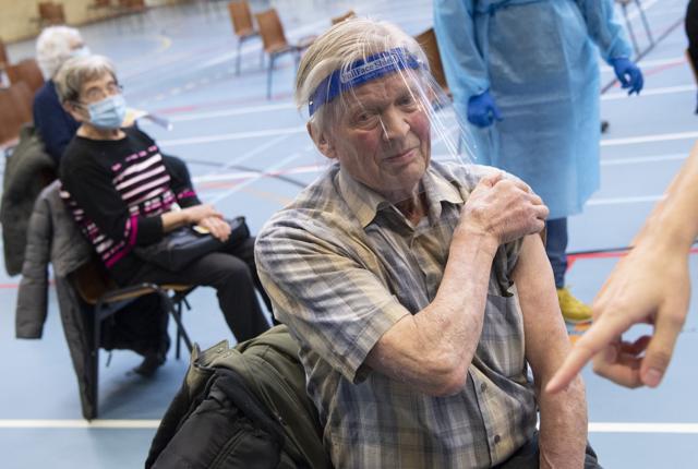 Det er vaccinen fra Moderna, der bruges til at vaccinere de 85+ årige. Her får Bent Villumsen sit første stik. Foto: Henrik Bo