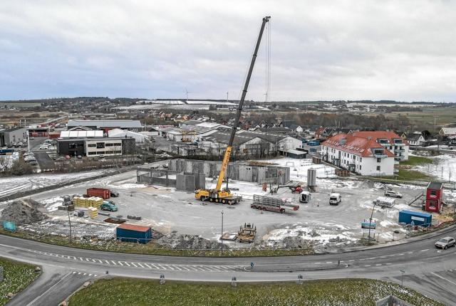 En kæmpekran var mandag i gang med at rejse elementerne til det, der skal blive den nye, 1200 kvadratmeter store Aldi-butik i Løgstør. Foto: Mogens Lynge