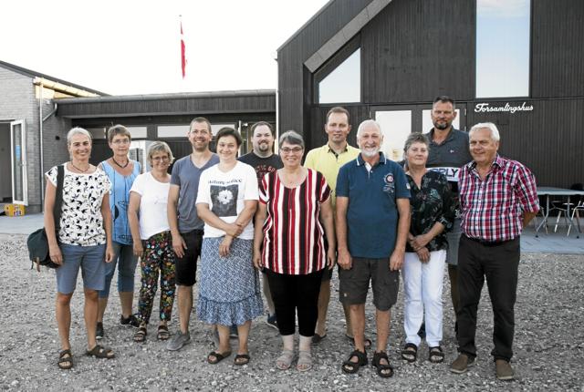 Øster Hassing er kåret som Årets Landsby 2019 i Aalborg Kommune. Her ses arbejdsgruppen bag det nye forsamlingshus i forbindelse med indvielsen den 13. august i fjor. Det er navnligt sammenholdet bag projektet, der har ført til kåringen. Foto: Allan Mortensen