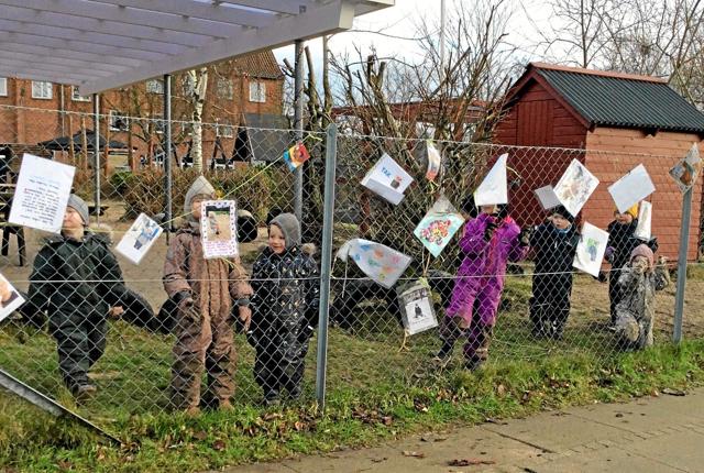 Forældre og børn havde i løbet af weekenden hængt hilsener op på børnehavens trådhegn. Foto: Privatfoto