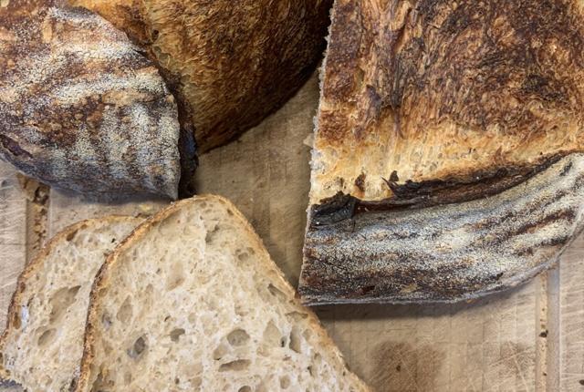 Brød og kager kan du snart købe i det nye pop op-bageri. Foto: BreadByKaerup