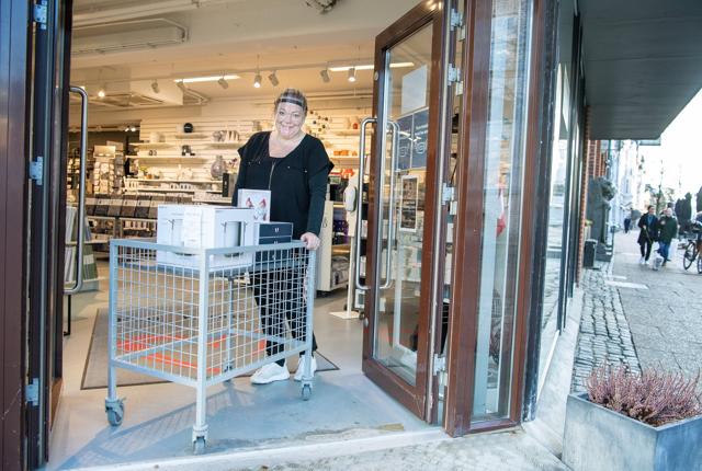 Anette Brix i Kop & Kande åbner butiksdøren to gange om ugen, så kunderne kan afhente de forudbestilte varer fra vognen.