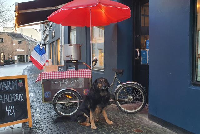 Ma Petite France er klar til at sælge franske lækkerier fra cykelvognen Velo-vin - barhunden Zeus bliver dog hjemme i Nørregade. Foto: Ma Petite France