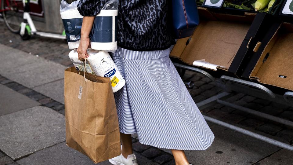 I juni er inflationen steget 8,2 procent i forhold til for et år siden. Men lønningerne følger ikke med, og det betyder, at mange danskere får mindre for pengene. Privat økonom i Danske Bank ser, at mange begynder at vælge billigere alternativer, når de køber dagligvarer. (Arkivfoto). <i>Maria Albrechtsen Mortensen/Ritzau Scanpix</i>