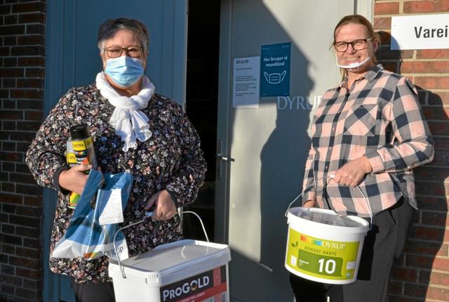 Dorthe Bundgaard og Mette Skødt Eriksen er klar med take-away-maling og andre varer ved bagdøren af butikken. Foto: Jesper Bøss
