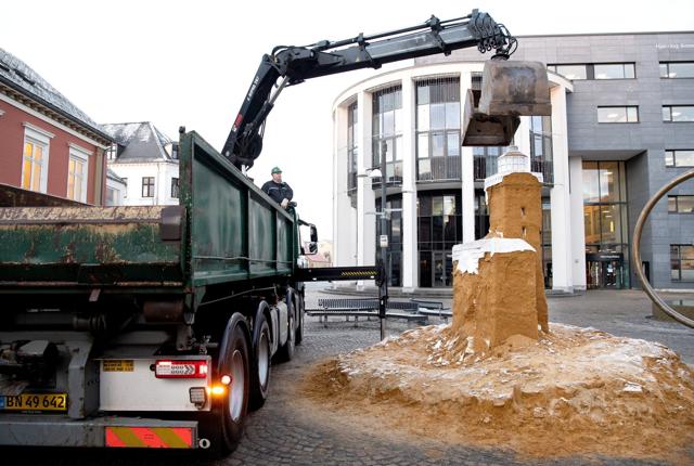 Skulpturen af Rubjerg Knude fyr på Springvandspladsen blev fjernet tirsdag morgen. Foto: Bente Poder