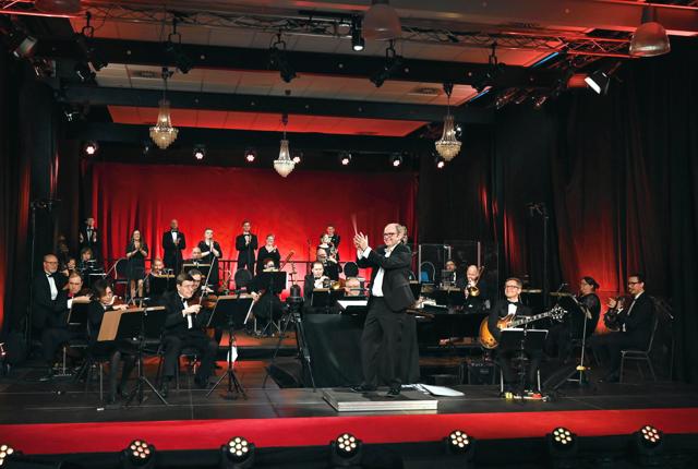 Vagn Egon Jørgensen sætter tonen an til en festlig koncert med Det Jydske Underholdningsorkester. Per L. Pedersen