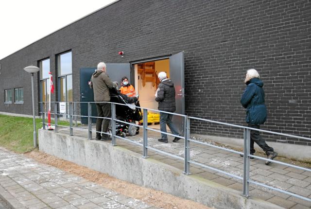 Allerede fra parkering-pladsen sørgede Frederikshavn Kommune for, at de ældre og svage borgere blev godt modtaget og hjulpet ind til vaccinationslokalet. Foto: Tommy Thomsen