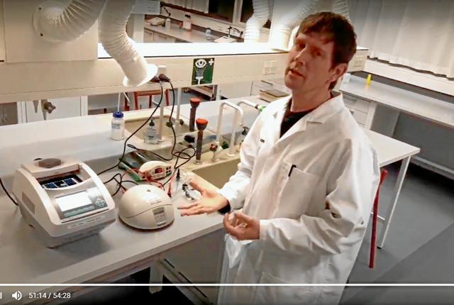 Kasper Weirum fortæller om bioteknologi og hvordan man finder DNA - her på livestream