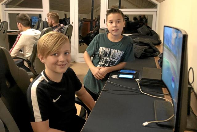 Felix Kjeldsen på 10 år og Nicklas Løvstrøm Madsen på 11 år synes det er hyggeligt, at være og spille sammen. Foto: Lisa Farum Kristiansen
