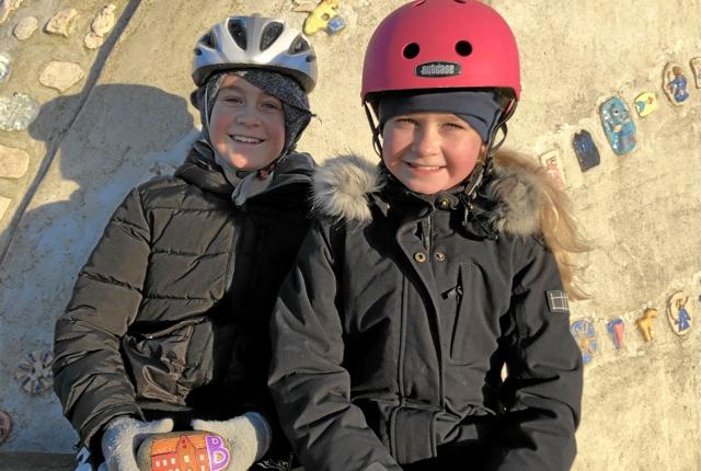 Silas og Luna Mortensen fra Elling tog stenjagten på cykel. De var i sommerhus i Sæby og synes at stenjagten var en sjov aktivitet. Foto: Lisa Farum Kristiansen
