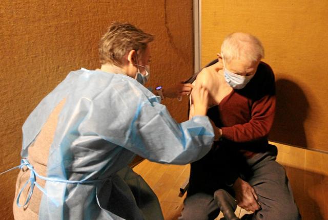 96-årige Otto Madsen får her det første stik af læge Silja Als-Frederiksen. Foto: Jørgen Ingvardsen