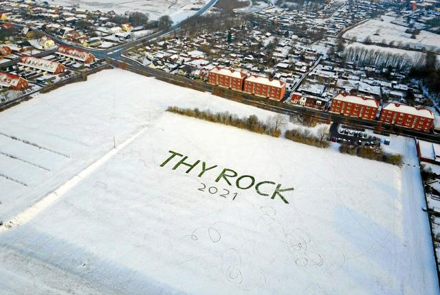 Thy Rock 2021 stod der søndag skrevet i sneen på Dyrskuepladsen i Thisted - en hilsen om optimisme og humør og med et håb om festivalen vender stærkt tilbage i 2021. Privatfoto