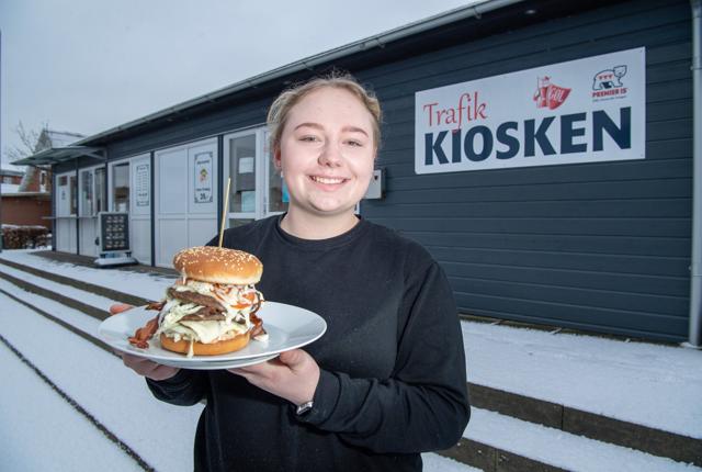 Anne Mette Jensen er ansat i Trafikkiosken, hvor der langes en hel del burgere af denne type over sisken.Foto: Bente Poder