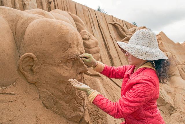 Nogle af verdens førende skulptører begynder 24. april at forme de tunge sandskulpturer. Foto: Skulpturparken Blokhus