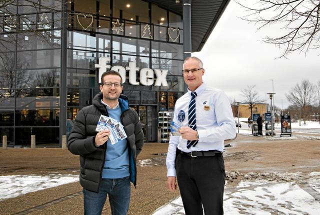Handelschef Dan Kobberup sammen med varehuschef Claus Bøje Pedersen fra Føtex, som i 2020 rundede 2 millioner i omsætning på gavekort. Foto: Michael Madsen