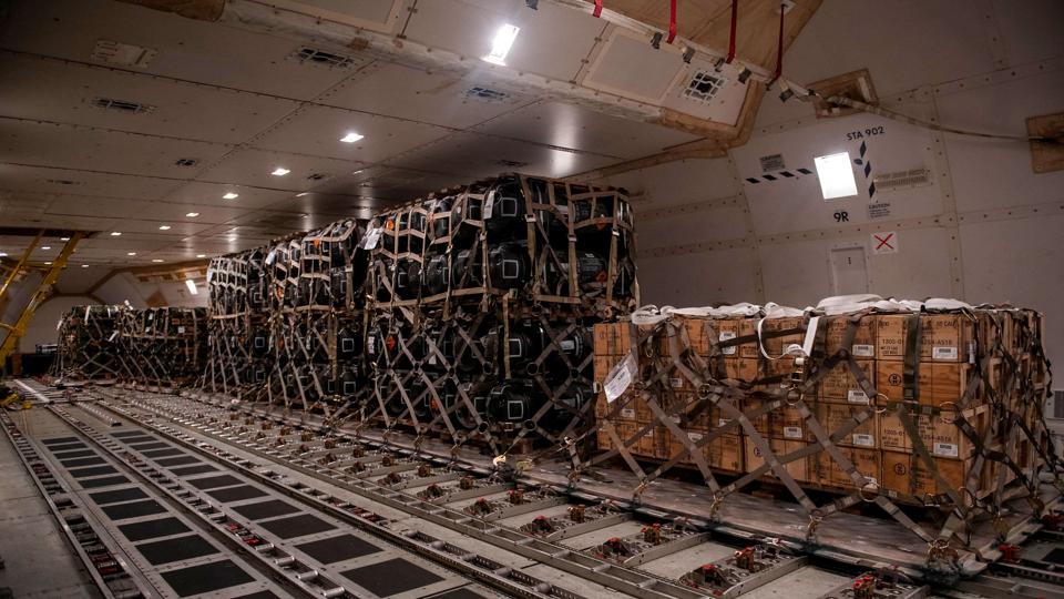 Paller med ammunition og våben på vej til Ukraine fra en flybase i den amerikanske delstat Delaware. Den britiske militære tænketank Rusi siger, at Ukraines mål om at generobre tabt territorium ikke kan opnås med gradvise leveringer af et stort antal våbensystemer, som hver især stiller særskilte krav til oplæring, vedligeholdelse og logistik. (Arkivfoto) <i>Us Air Force/Reuters</i>