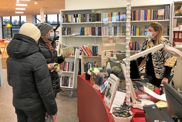 Lånerne er glade for, at det trods alt er muligt at låne bøger under den ellers skrappe coronanedlukning. Foto: Kirsten Olsen