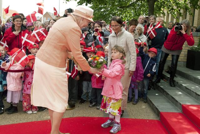 Hendes Majestæt Dronningen besøgte Brønderslev i maj 2011 og er inviteret til købstadsjubilæum i år. Men nu er festen udsat. Arkivfoto: Henrik Louis
