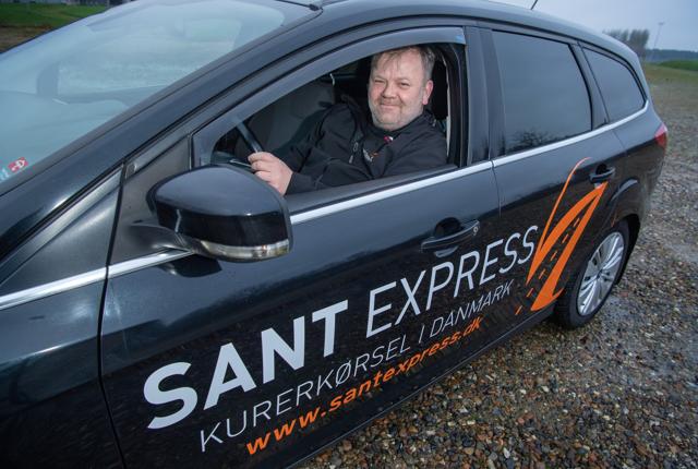 I dag kører Jesper vejene tynde i sin stationcar med sikker kurs mod at blive selvforsørgende. Han har nemlig åbnet kurerfirmaet - Sant Express. Firmaet har base på hjemadressen i Tårs, og herfra kører han med ekspres-opgaver i hele Danmark for både virksomheder og private kunder.