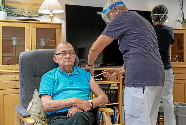 85-årige Henning Byrdal fra Plejecenter Strandgården det første vaccinestik mod Covid-19
