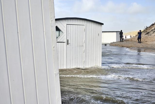 Danskerne blev i 2020 både ramt af mange stormskader og nedbørsskader. Her er det vestkystens strandhuse, der får en ufrivillig sejltur.