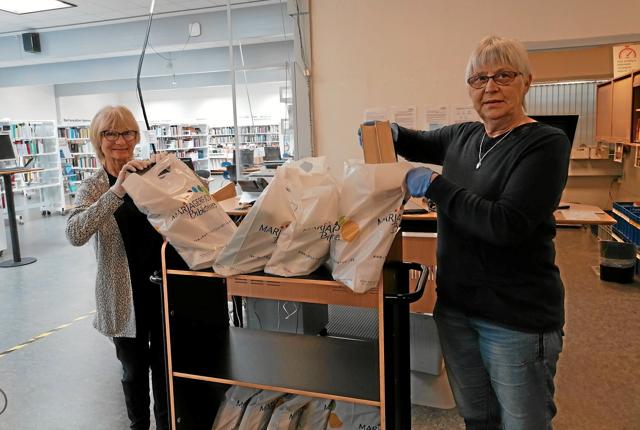 Poser med bøger og andre materialer klar til afhentning på Mariagerfjord Bibliotekerne. Privatfoto