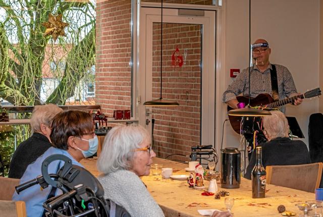 En særdeles veloplagt ”skaldet pædagog” var på besøg på Plejecenter Bøgely, hvor han underholdt beboerne. Foto: Mogens Lynge