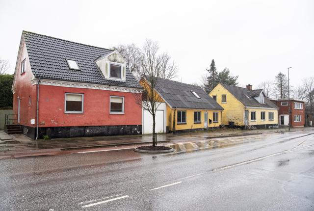 Brønderslev Kommune har købt  de tre huse Vestergade 35A - Vestergade 41 for at lave nye parkeringspladser.Foto: Kim Dahl Hansen