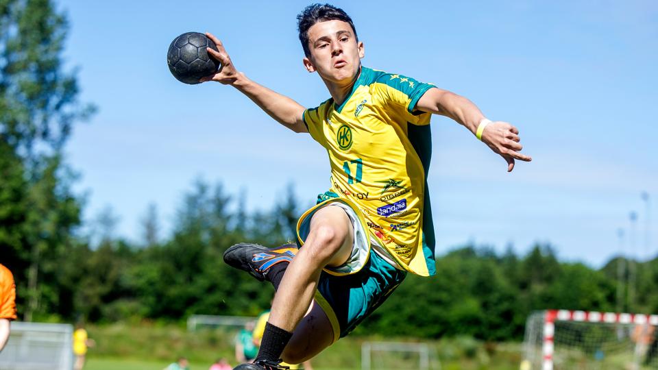 Dronninglund Cup er tilbage efter to års coronapause. Her en ung mand fra brasilianske "Herkules Handball" i aktion. <i>Foto: Torben Hansen</i>