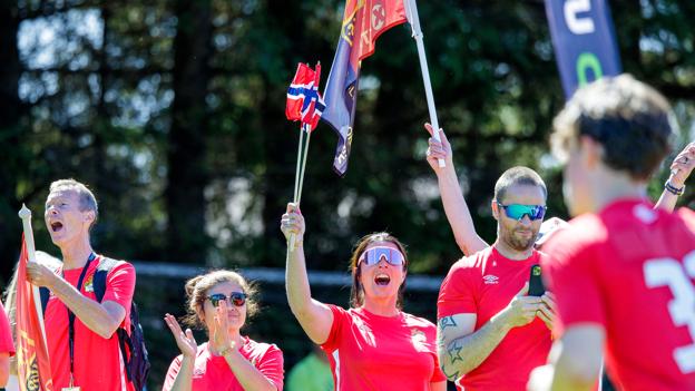Der var masser af opmuntring fra sidelinjerne. <i>Foto: Torben Hansen</i>