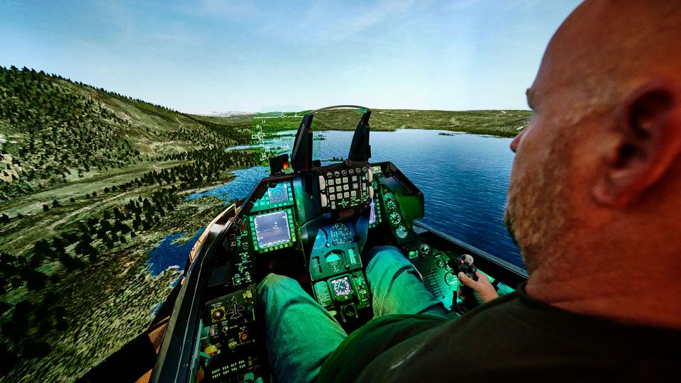 Et 270 graders skærmsystem gør, at du helt omgivet af oplevelsen. Foto: Svenn Hjartarson