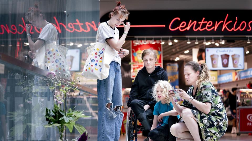 Shoppingcentret Field's er åbnet igen mandag efter et skudangreb forrige søndag. Ved genåbningen er der blandt andet blevet afholdt et minuts stilhed, mens der er mulighed for at lægge blomster ved centrets indgang. <i>Liselotte Sabroe/Ritzau Scanpix</i>