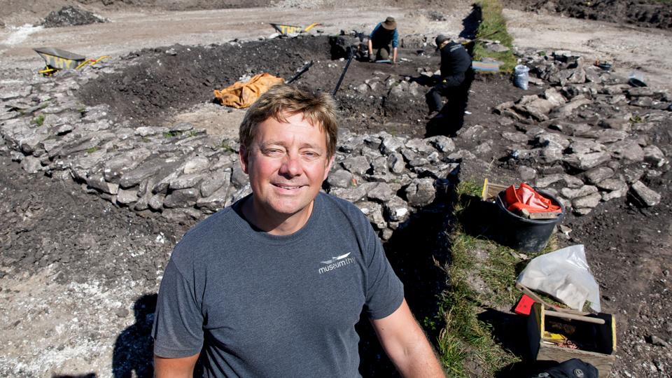 Allerede i sommeren 2022 konstaterede arkæolog Niels Algreen Møller, at der var gjort et enestående og usædvanligt fund. Nu er det kommet på Top 10-listen over sidste års mest opsigtsvækkende, arkæologiske fund.  <i>Arkivfoto: Bo Lehm</i>