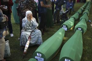 Flere ofre begravet 27 år efter Srebrenica-massakre
