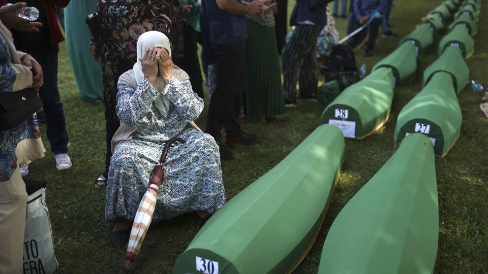 En bosnisk muslimske kvnde i sorg ved de jordiske rester af hendes mand under en ceremoni i Srebrenica mandag. 50 ofre, som for nylig er blevet identificeret, blev begravet, hvor de 6671 andre ofre ligger ved mindecenteret for Europas værste massakre siden Anden Verdenskrig. <i>Armin Durgut/Ritzau Scanpix</i>