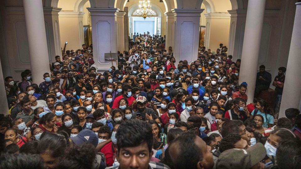 En større menneskemængde har mandag indtaget den afgående præsident Gotabaya Rajapaksas embedsbolig for anden dag i træk i Sri Lankas hovedstad, Colombo. <i>Rafiq Maqbool/Ritzau Scanpix</i>