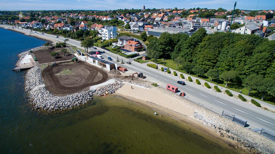 Søbadet er blevet en publikumstræffer i sommervarmen, og det har givet trængsel både på selve anlægget og på p-pladsen på den modsatte side af Kystvejen, men en planlagt forbedring og udvidelse af p-pladsen bliver nu en del af forhandlingerne om kommunens budget for 2023. <i>Arkivfoto: Bo Lehm</i>