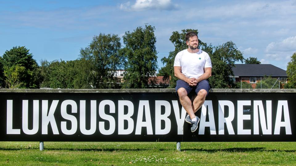 Morten Grabowski Kjær og Luksusbaby støtter frivilligt arbejde med blandt andet sponsorater. Således er stadion i Vodskov blevet til Luksusbaby Arena. <i>Foto: Torben Hansen</i>