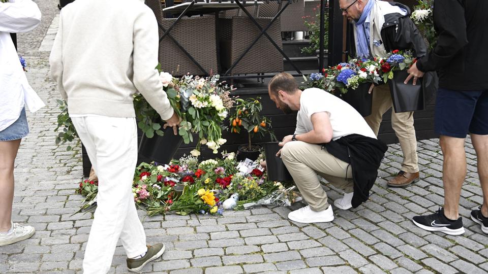 Folk lægger blomster ved det sted i Visby, hvor en 64-årig psykiater i sidste uge blev stukket ihjel under den politiske festival Almedalsveckan i Visby i Sverige. <i>10060 Henrik Montgomery/Ritzau Scanpix</i>