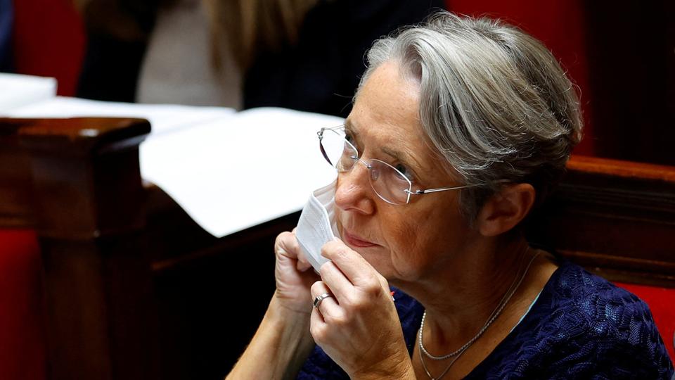 Frankrigs premierminister, Élisabeth Borne, tager mundbindet på igen under en debat i Nationalforsamlingen i Paris mandag. Her klarede hun sig gennem sin første tillidsafstemning med en komfortabel margin. <i>Sarah Meyssonnier/Reuters</i>