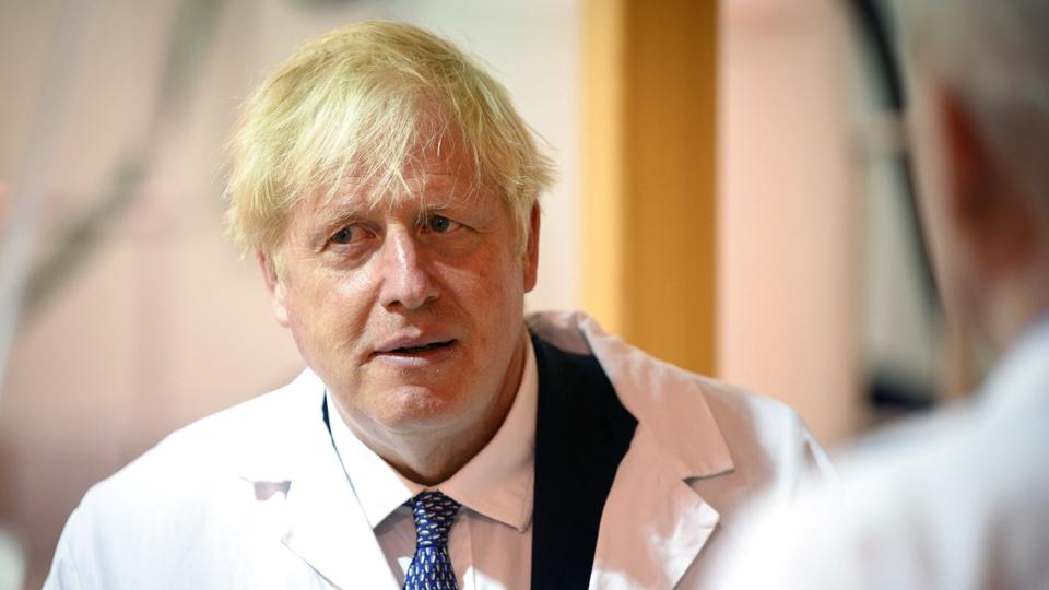 Den britiske premierminister, Boris Johnson, har længe været under pres for at træde tilbage som følge af en række skandalesager. I sidste uge meddelte han så sin afgang - og nu har hans parti sat en dato på, for hvornår de regner med at have fundet hans afløser. <i>Leon Neal/Ritzau Scanpix</i>