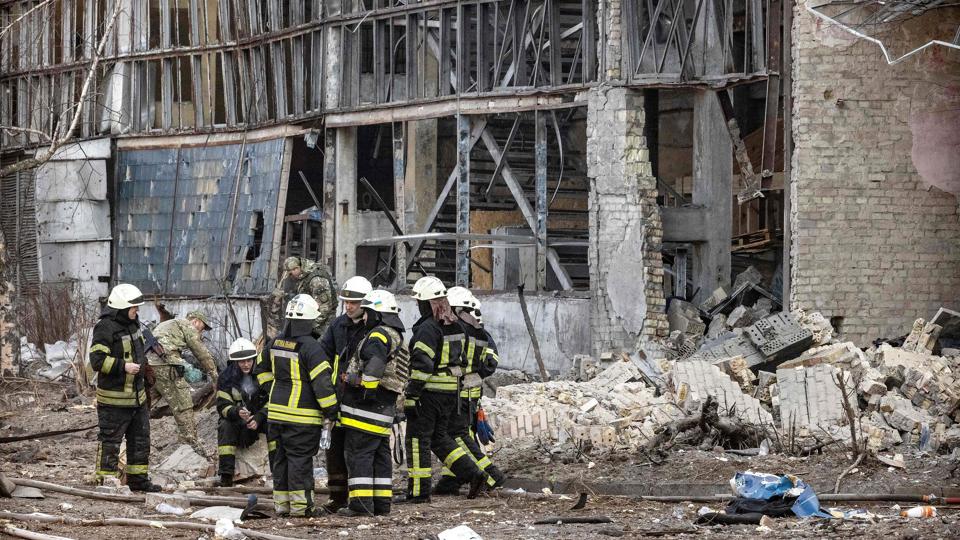 En gruppebrandmænd ved Ukraines Nationale Forskningsinstitut i Kyiv efter et droneangreb i marts, hvor mindst en blev dræbt. I Washington siger Det Hvide Hus, at Iran gør klar til at forsyne Rusland med adskillige hundrede nye droner - heriblandt en del, som kan bære våben. <i>Fadel Senna/Ritzau Scanpix</i>