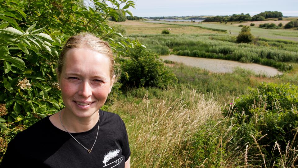 - Det handler om at få folk til at tænke i samme retning, så det giver økonomi i den enkelte bedrift og mere værdi for naturen, siger biolog Anna Gudrun Worm, projektleder for grøn omstilling hos landboforeningen Fjordland. <i>Foto: Bo Lehm</i>