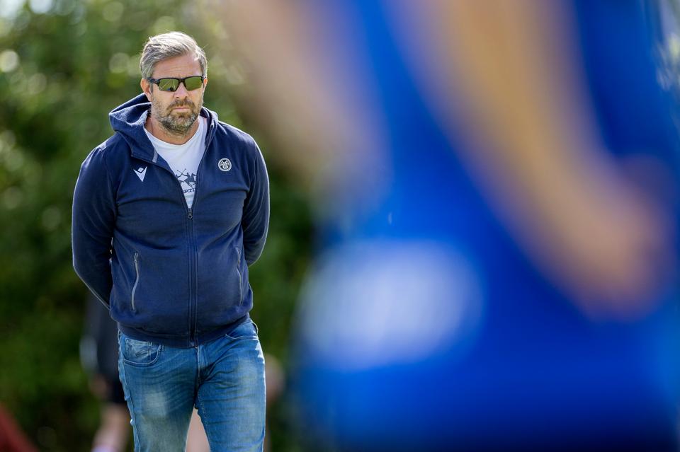 Sportschef Inge André Olsen har fået slanket AaB's trup, men han regner alligevel med, at der kommer til at være aktivitet i den sidste måned af transfervinduet. <i>Arkivfoto: Lars Pauli</i>