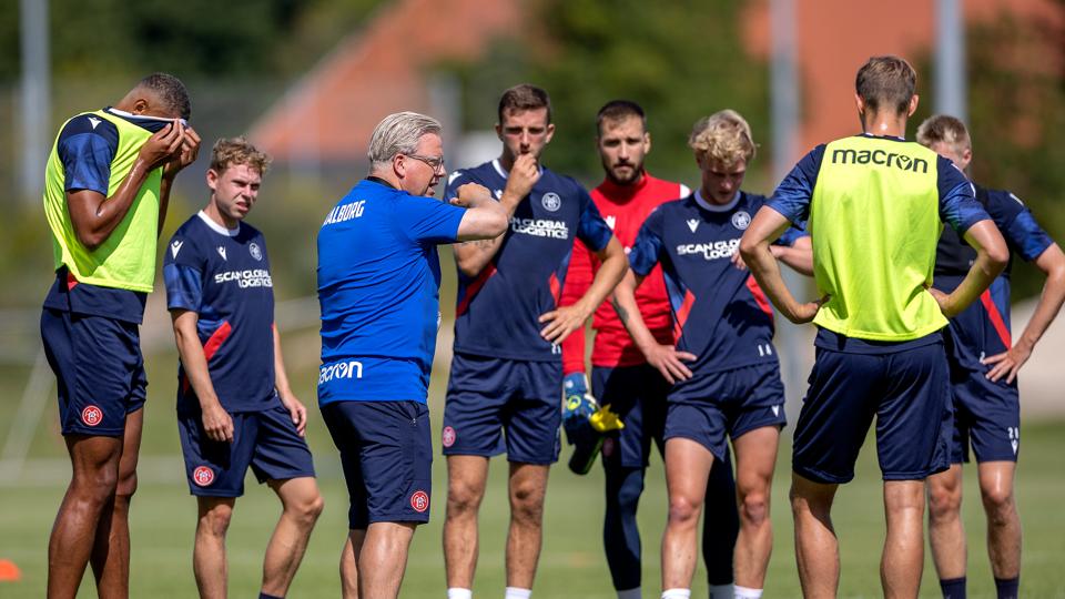 I foråret gav startopstillingen ofte sig selv for Lars Friis. Det er ikke tilfældet længere, og det glæder AaB's cheftræner. <i>Foto: Lars Pauli</i>