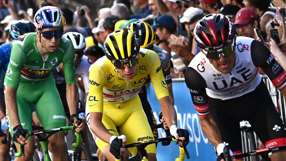 Rafal Majka (th) er Tadej Pogacars (tv) vigtigste hjælper på bjergetaper. Her ses de på 8. etape af årets Tour de France. <i>Anne-Christine Poujoulat/Ritzau Scanpix</i>