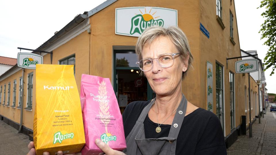 Bente Mejlholm har hidtil været bestyrer i Aurions butik i Hjørring. Men i kraft af at Aurion har besluttet ikke længere at drive butikken, så overtager Bente Mejlholm nu selv driften af forretningen. Og den kommer fremover til at hedde "Kornets Butik". <i>Arkivfoto: Claus Søndberg</i>