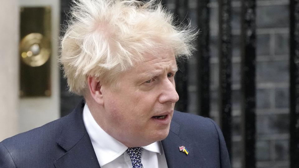 Premierminister Boris Johnson foran Downing Street 10 i London, da han i sidste uge meddelte, at han trækker sig formand for De Konservative efter en række møgsager. Hans afløser som formand og premierminister skal udpeges efter sommeren. Men Labour vil have ham væk nu. <i>Frank Augstein/Ritzau Scanpix</i>