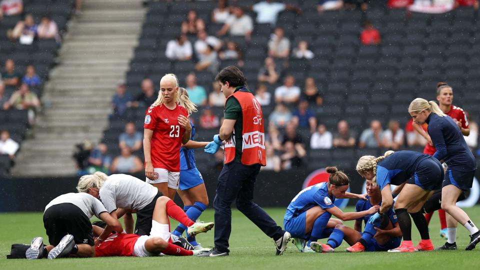 Det var meget tydeligt, at Pernille Harder havde ondt, da hun fik et slag til hovedet, men det var altså ikke alvorligt, slår landstræner Lars Søndergaard fast. <i>Bernadett Szabo/Reuters</i>